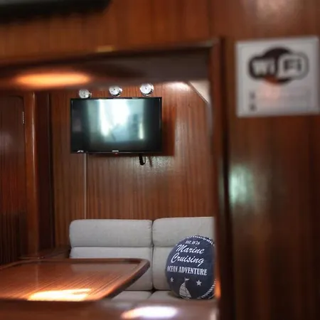 In A Boat - Algarve Албуфейра